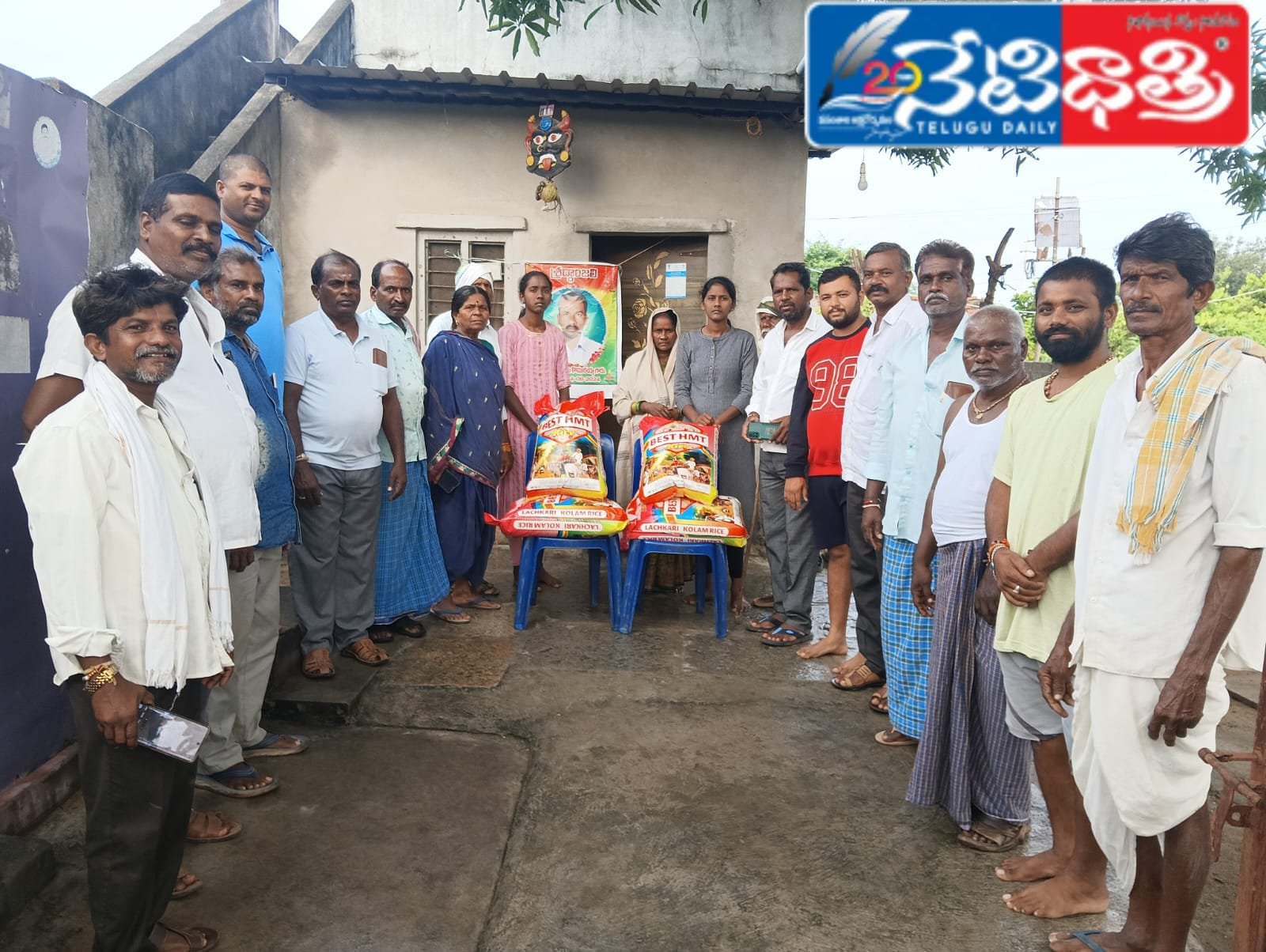 కేసముద్రంలో మృతుల కుటుంబానికి బియ్యం అందజేత..