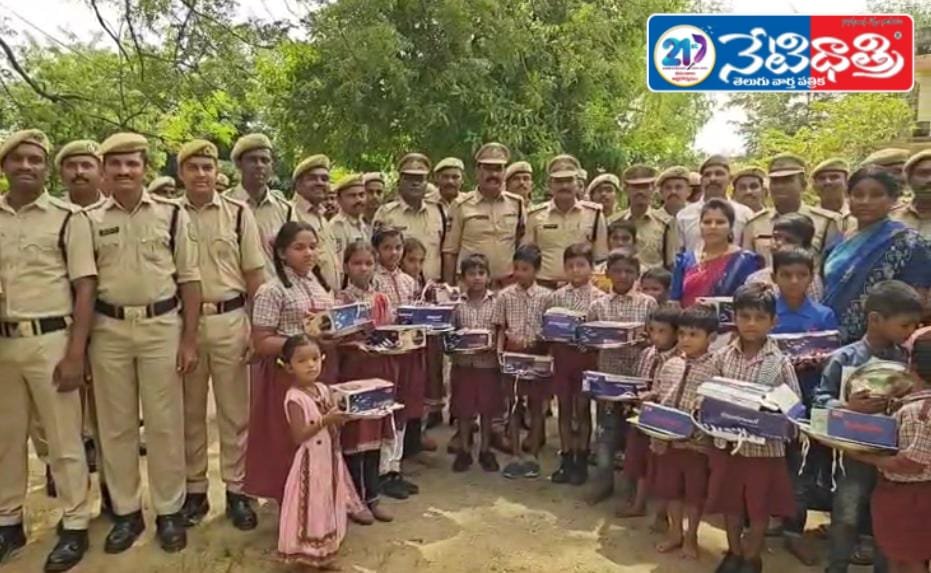 17వ బెటాలియన్ విద్యార్థులకు షూ, టై, బెల్ట్ పంపిణీ…