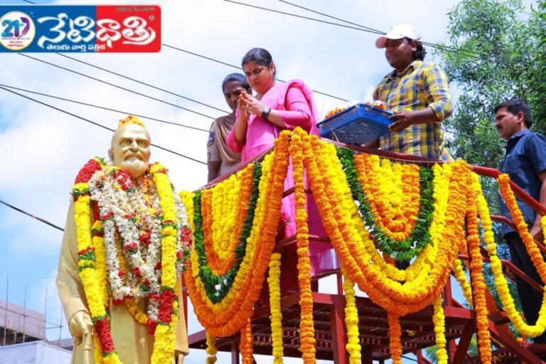 Collector Pays Tribute to Poet Kaloji"