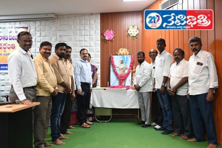 Collector Pays Tribute to Chakali Ilamma
