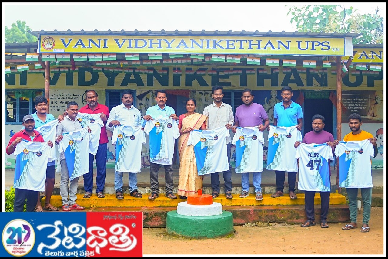 సీసీపీఎల్ క్రీడాకారులకు జేర్సీ లోయర్స్ పంపిణి.