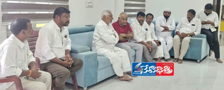 Former Minister Jeevan Reddy Condoles Family of Market Committee Chairman
