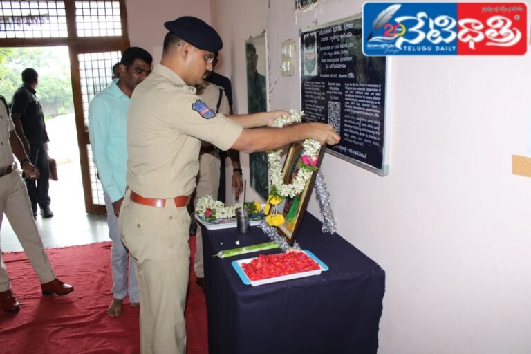 District SP Pays Tribute to Chakali Ailamma in Mahabubabad