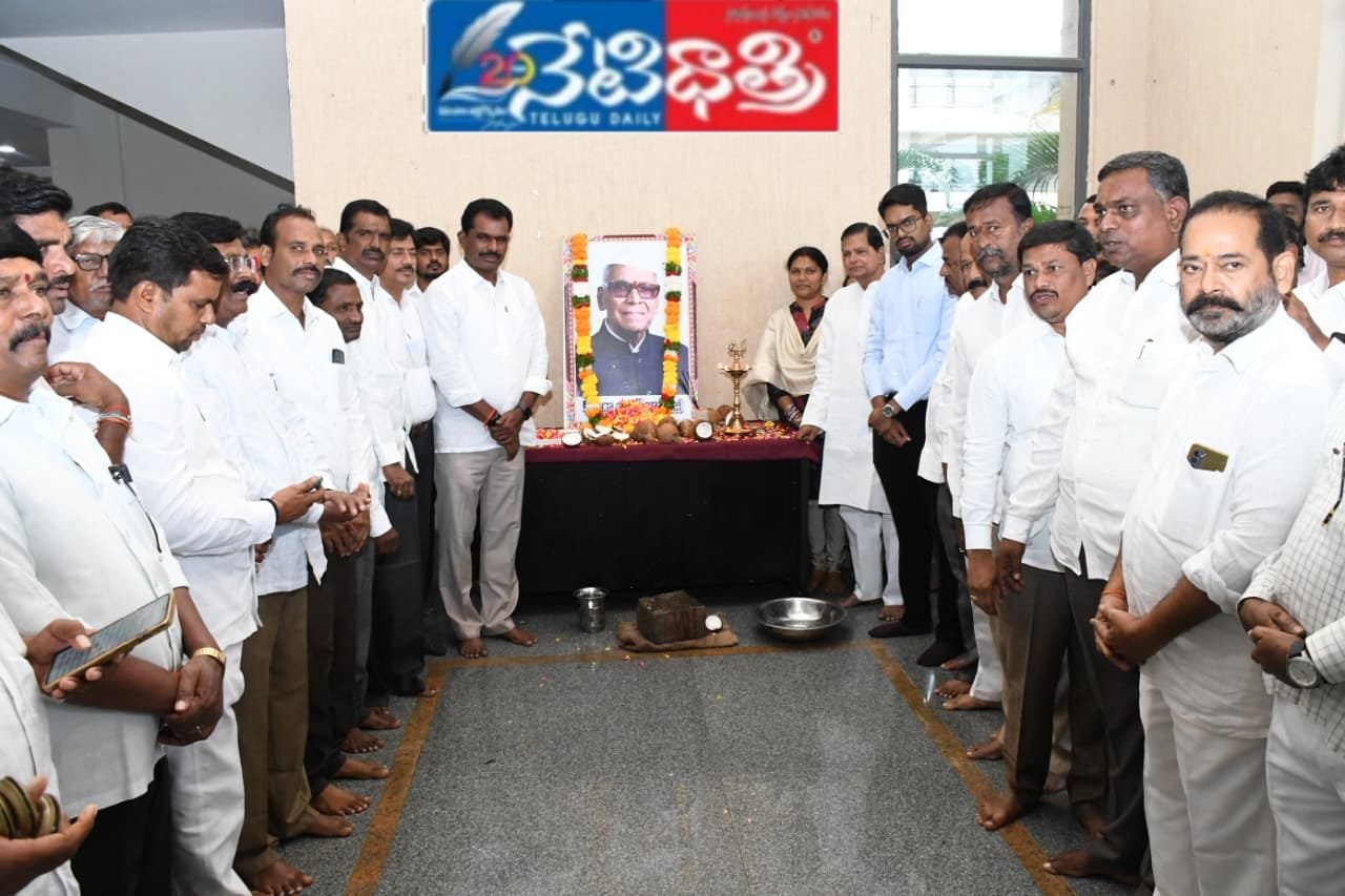 జిల్లా కలెక్టర్ కార్యాలయం లోకొండ లక్ష్మణ్ బాపూజీ జయంతి వేడుకలు