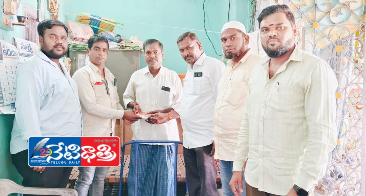 నారాయణకు రాయితీ హెల్త్ కార్డు అందించిన మెట్‌పల్లి ప్రెస్ క్లబ్…