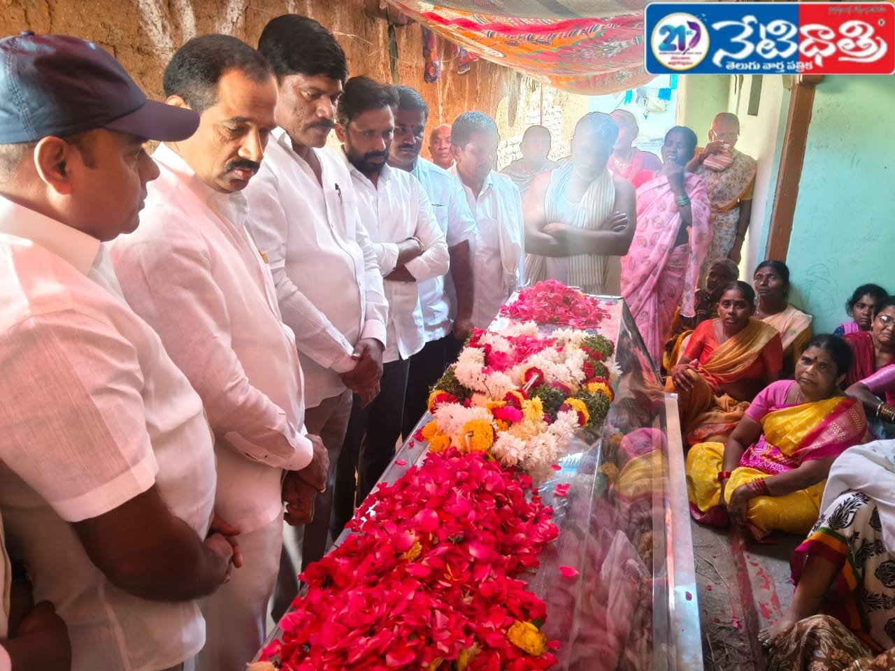 ఎర్రోళ్ల శ్రీనివాస్ ను పరామర్శించిన మాజీ ఎమ్మెల్యే పెద్ది…