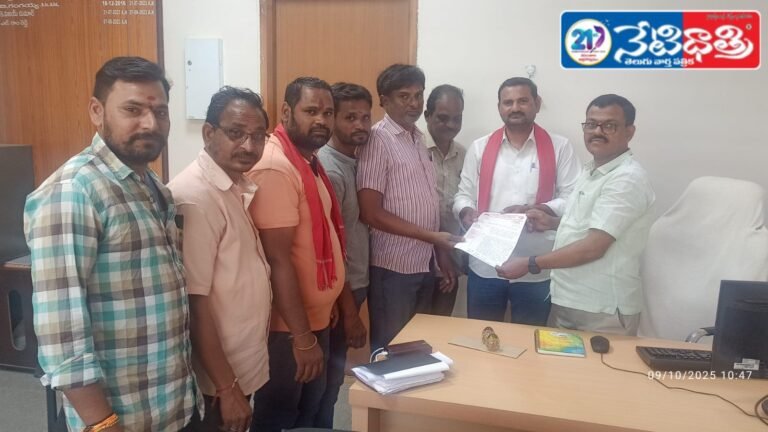 “Powerloom Workers Demand Handloom Office Back in Sirisilla”