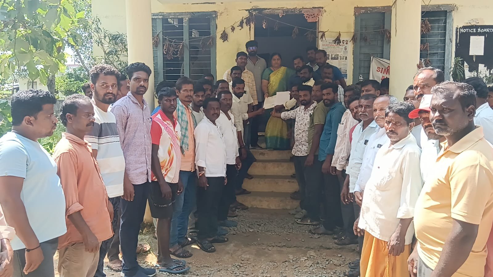 రాయలాపూర్ గ్రామ రైతుల వినతి పత్రం సమర్పణ..