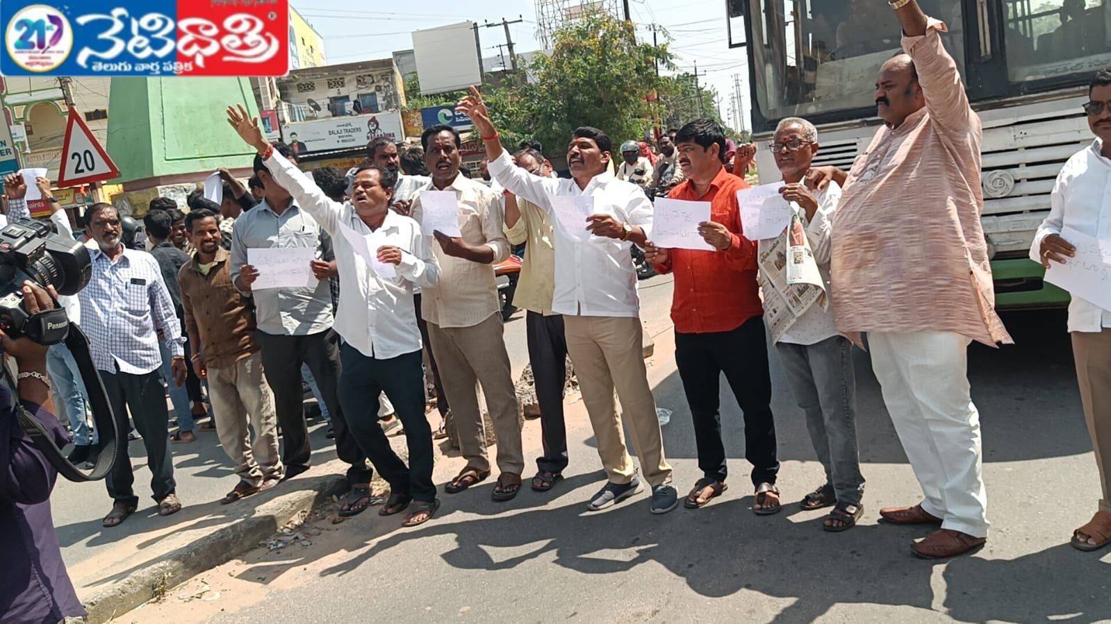 బీసీ రిజర్వేషన్ హైకోర్టు స్టే పై బీసీ సంఘాల రాస్తారోకో…