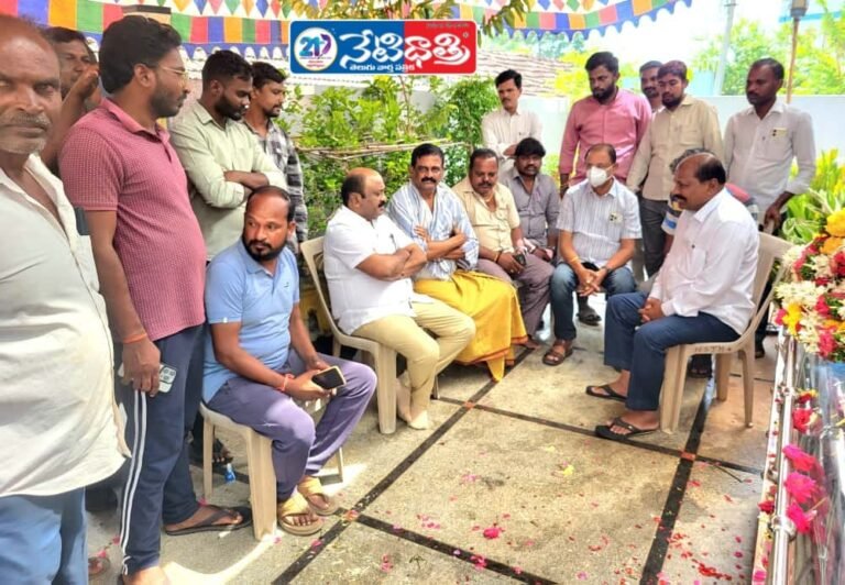 Challa Dharma Reddy Pays Tribute in Parakala