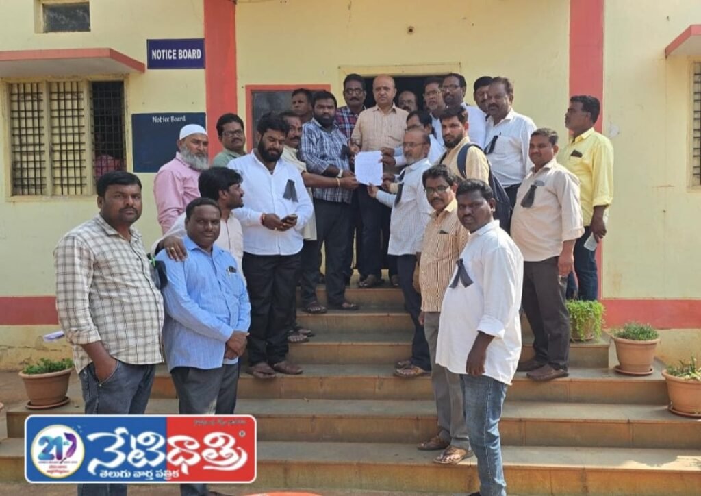 Journalists Protest Against AP Police Action on Sakshi