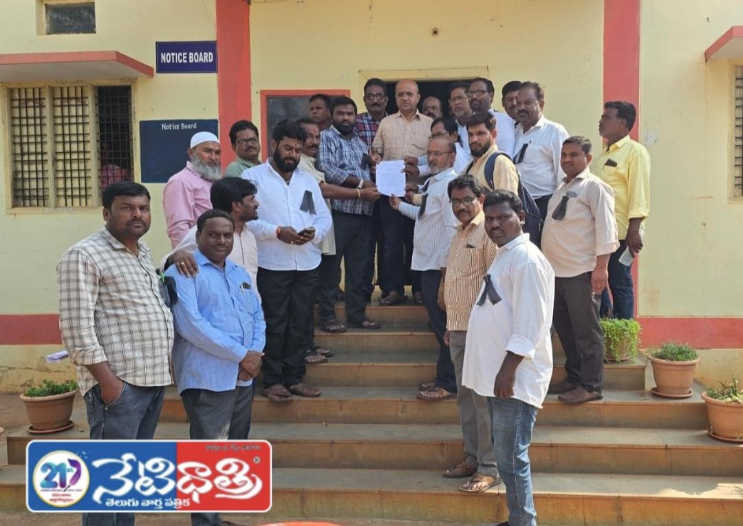Journalists Protest Against AP Police Action on Sakshi