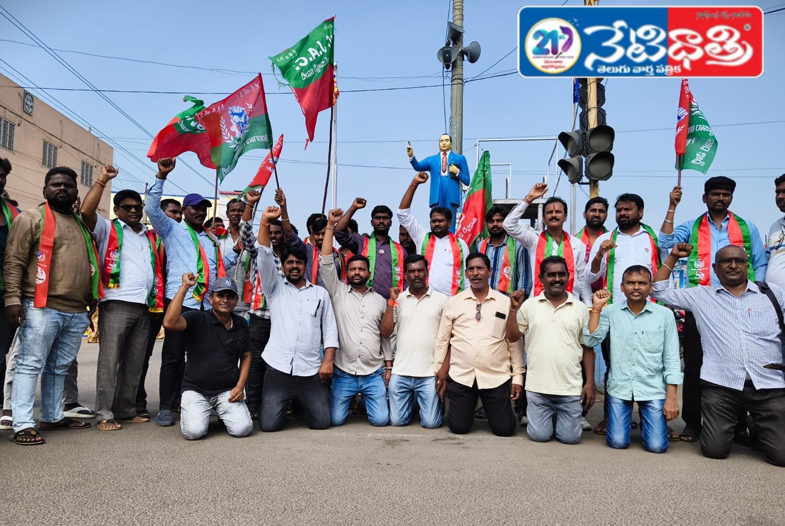 మోకాళ్లపై నిలబడి బీసీ జర్నలిస్టుల నిరసన…