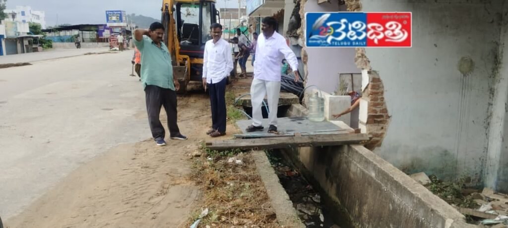Commissioner Inspects Water Leakage Near Srirama Theatre
