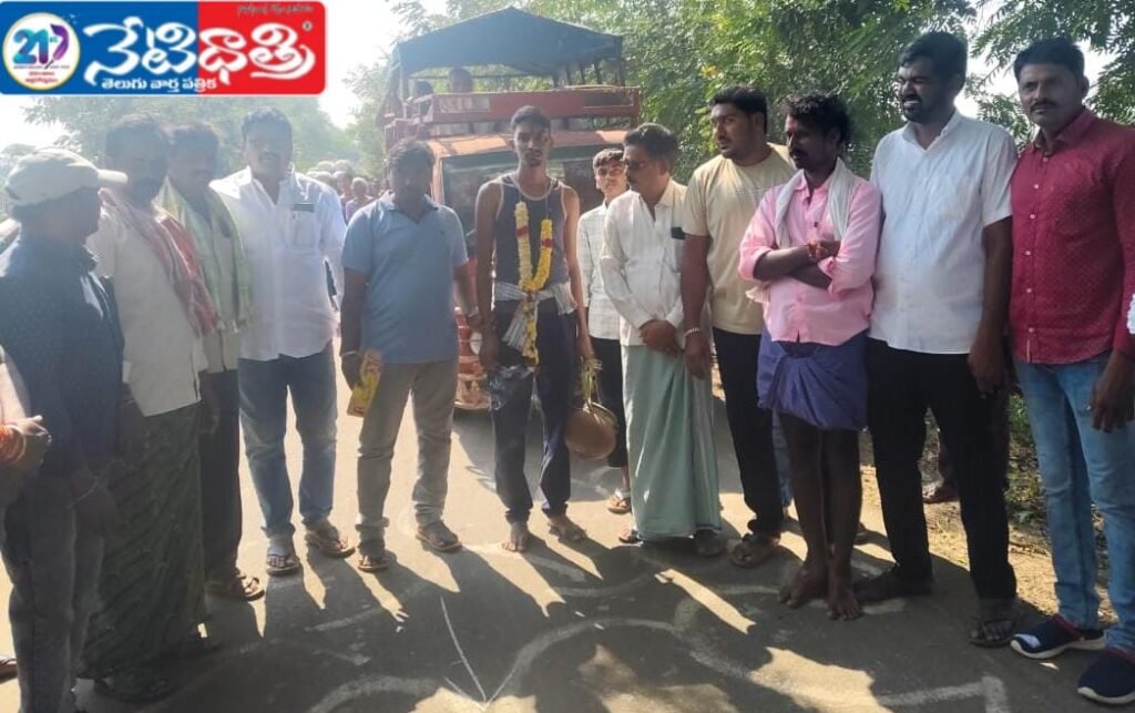 Banothu Sarangapani Attends Funeral in Rudragudem