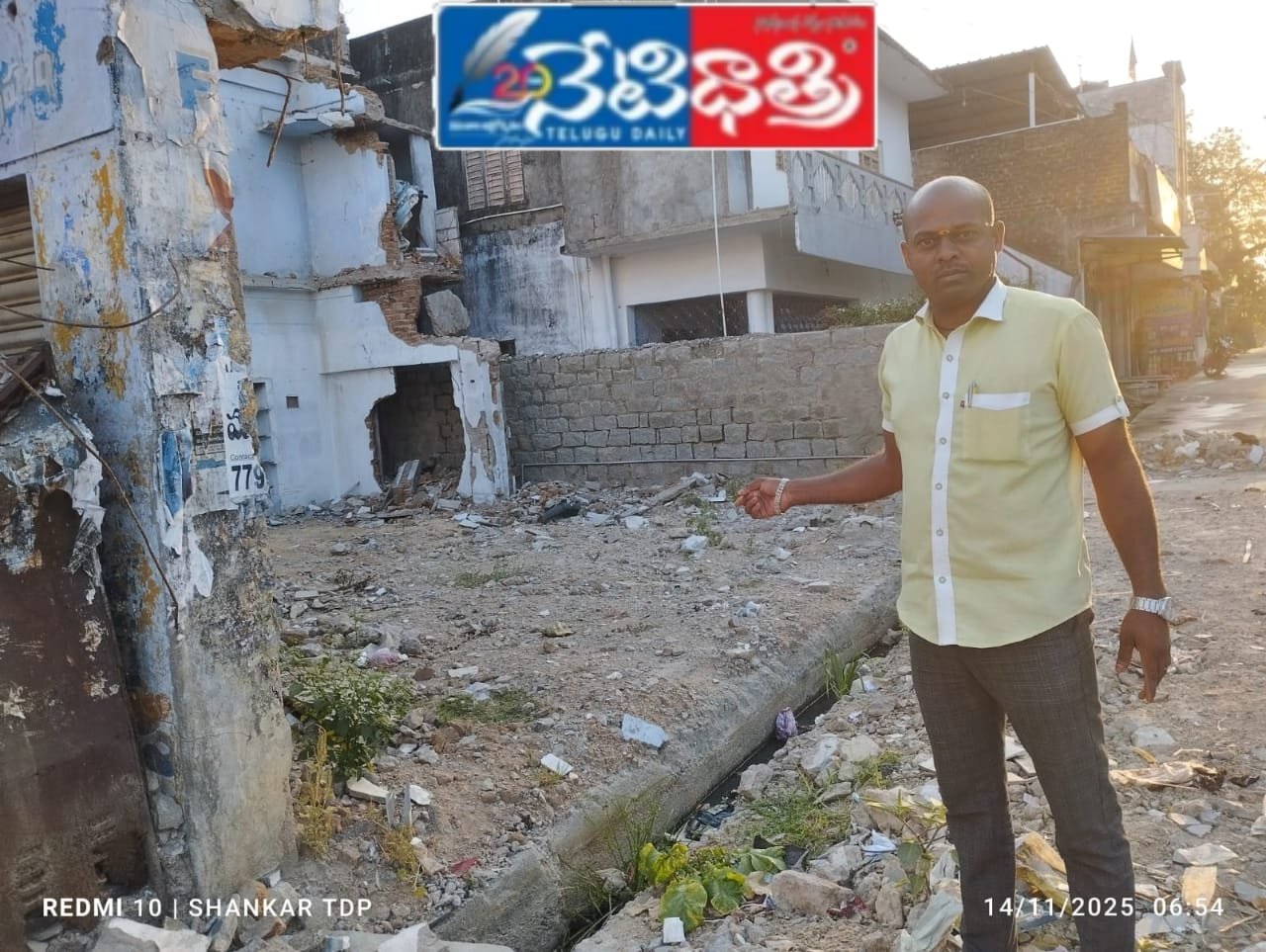 వనపర్తి లో రోడ్ల విస్తరణ కొరకు స్వచ్ఛందంగా ఇండ్లు కూల గోట్టుకున్నారు..