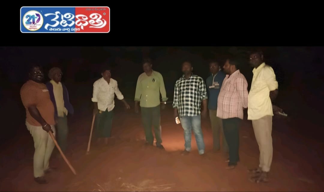 ఆటో డ్రైవర్ల చొరవ: గుంతల పూడికతో ప్రమాదాలకు తాత్కాలిక విరామం…