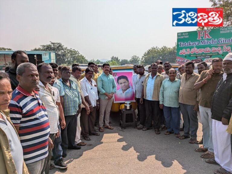 Auto Drivers Perform Milk Abhishekam for KTR