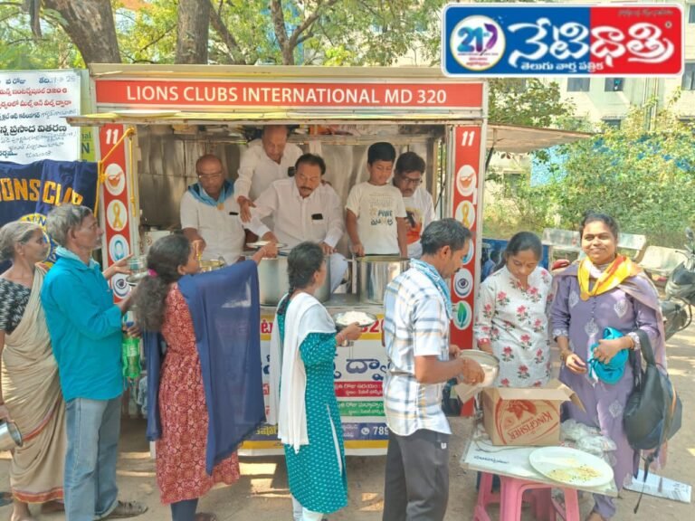 Mass Annadanam by Lions Club in Karimnagar