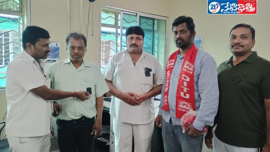 Singareni Workers Hold Gate Meeting