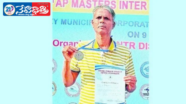 Golden Seniors Shine in Swimming