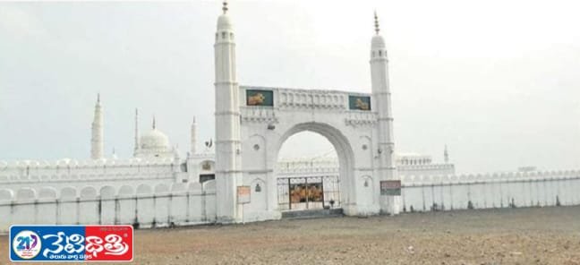 Taj Mahal–Style Multani Baba Dargah Mesmerizes Visitors
