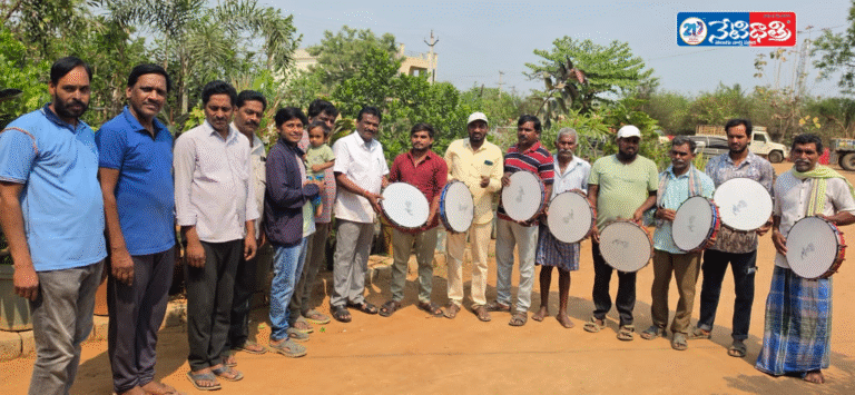 Kanjara Dappu Distribution by Arya Vysya Sangham