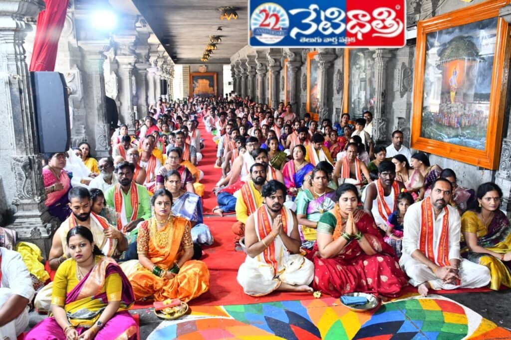 Crowd of devotees in Yadadri