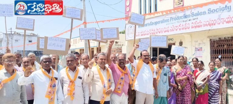 Tesco Handloom Orders Protest by Weavers