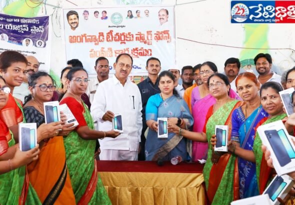 Mobile Phones Distributed to Anganwadi Workers