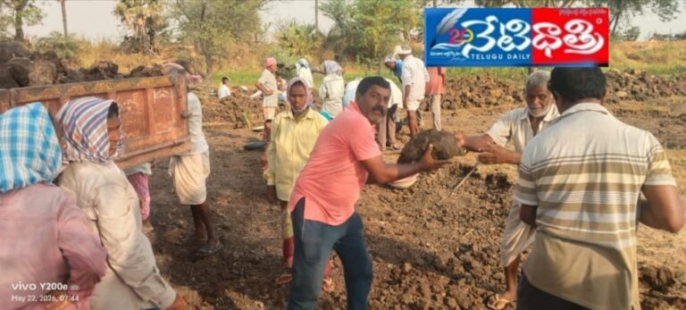 Workers Demand Cancellation of Two-Photo Rule