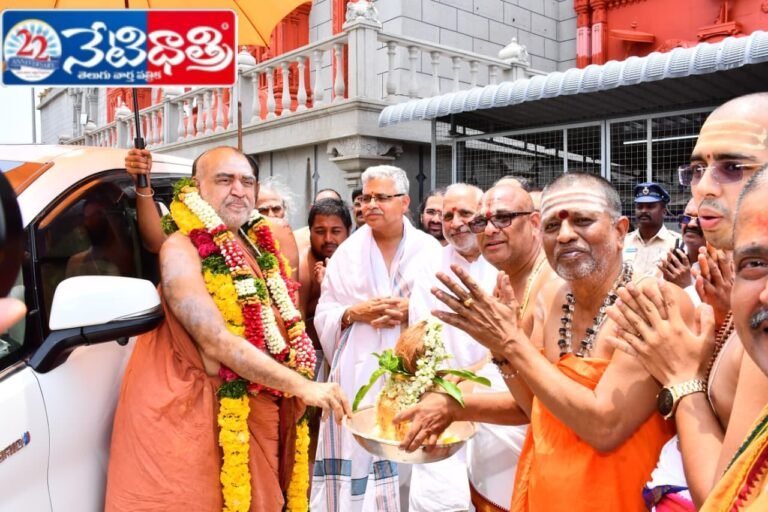 Grand Welcome to Kanchi Peethadhipathi